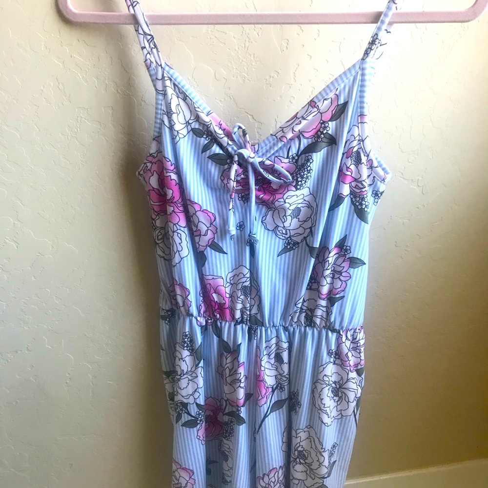 Never worn floral romper! 🖤 Lightweight stretch material, short romper.